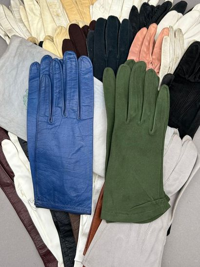 Lot de 28 paires de gants de dame en cuir,...