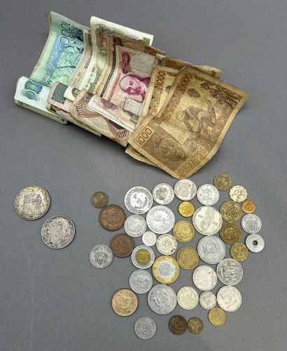 Lot comprenant :
- Environ 40 pièces de monnaies...