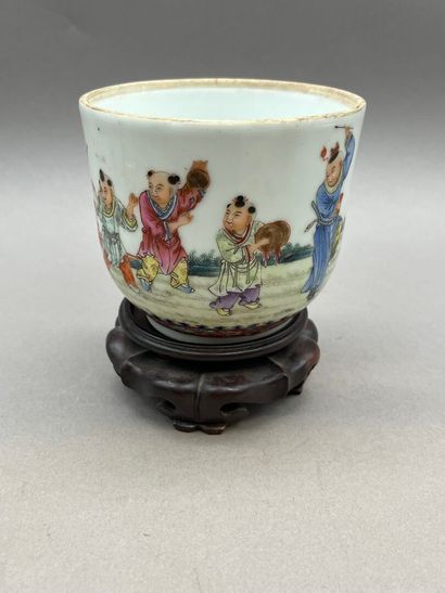 Haut bol circulaire sur talon en porcelaine...