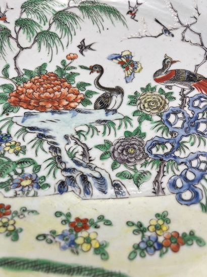 Lot comprenant: 
- Grand plat en porcelaine...