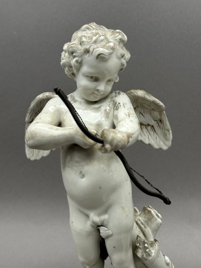 Deux statuettes en porcelaine blanche figurant...