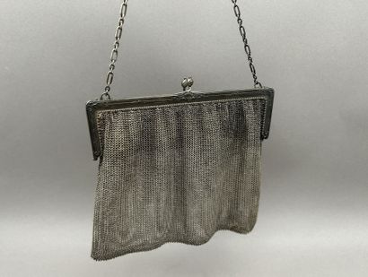 Lot comprenant: 
- Sac du soir brodé, vers...