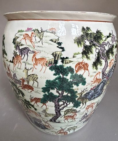 Lot comprenant: 
- Aquarium en porcelaine...