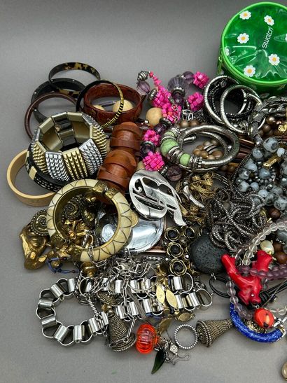 Important lot comprenant :
- Bijoux fantaisie...