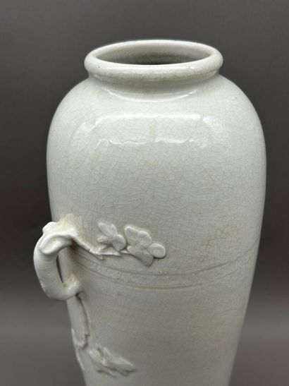 Grand vase en porcelaine blanc de Chine dite...