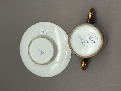 Lot comprenant : 
- Dans le goût de SÈVRES
Tasse...