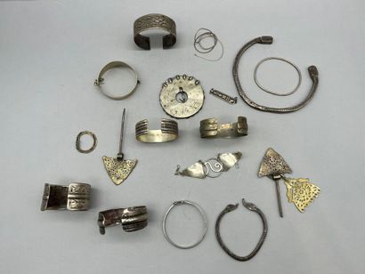 Lot de bijoux ethniques ou égyptiens en argent...