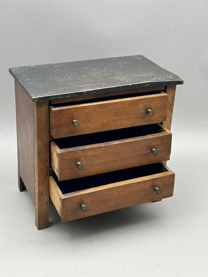 Petite commode miniature dite 