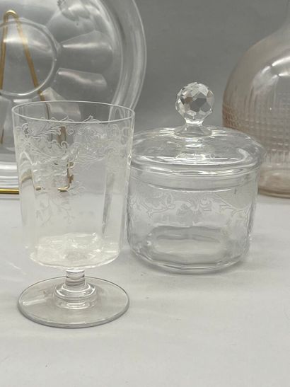 Lot comprenant :
- Un verre de nuit de 4...