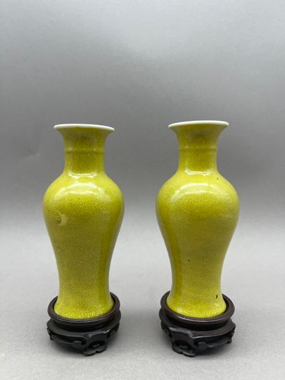 Paire de vases de forme balustre jaune monochrome...