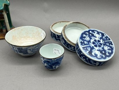Lot comprising 4 stoneware and porcelain...