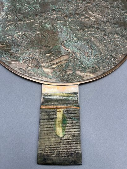 Grand miroir en alliage de cuivre à décor...