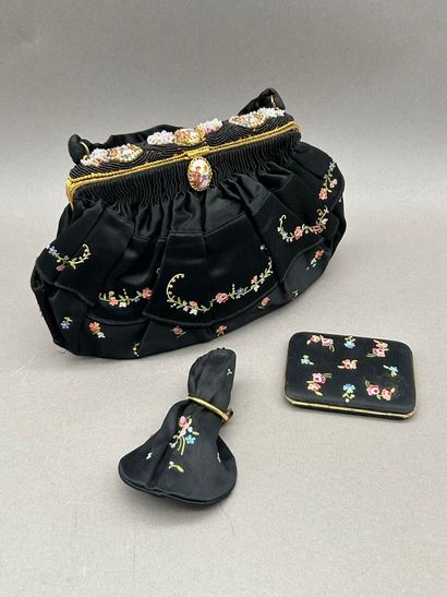 Lot comprenant: 
- Sac du soir brodé, vers...