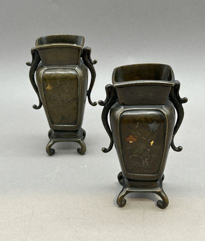 Paire de petits vases à panse quadrangulaire...