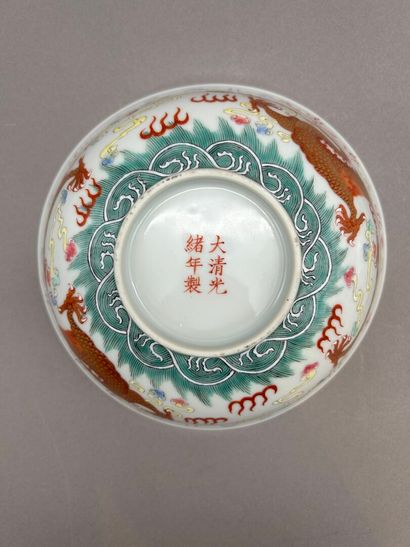 CHINE, XXe siècle. 
Paire de larges bols...