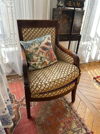 Réunion de deux fauteuils en acajou mouluré...