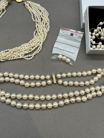 Lot comprenant :
- Collier en perles double...