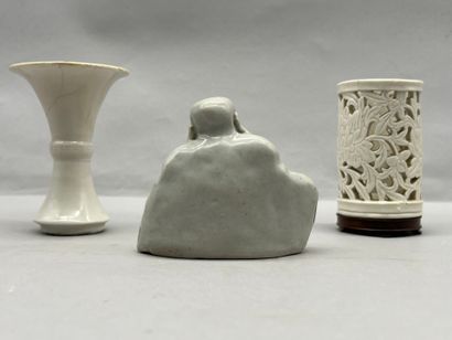 Lot comprenant: 
- Un pot à pinceau cylindrique...