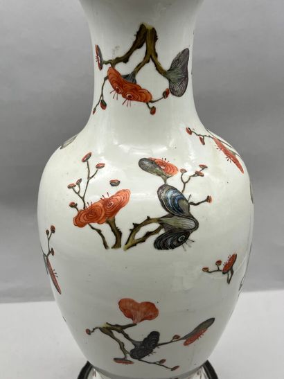 Vase en porcelaine à décor de champignons...