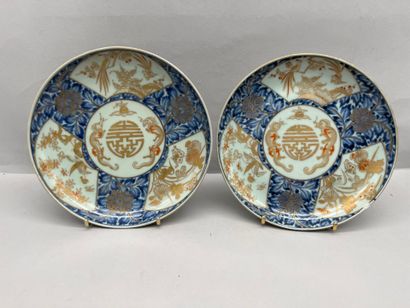Lot comprenant: 
- Bol en porcelaine à décor...