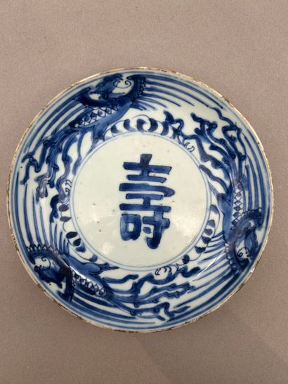 Lot including: 
- Three blue-white porcelain...