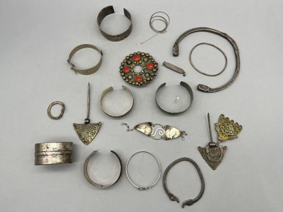 Lot de bijoux ethniques ou égyptiens en argent...