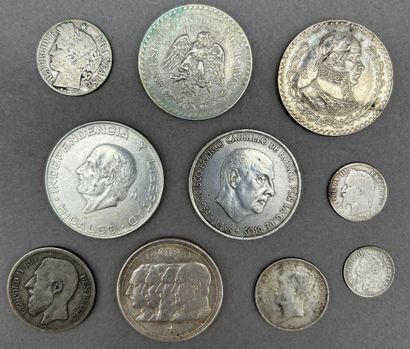 Lot comprenant : 
- Une pièce de 50 centimes...