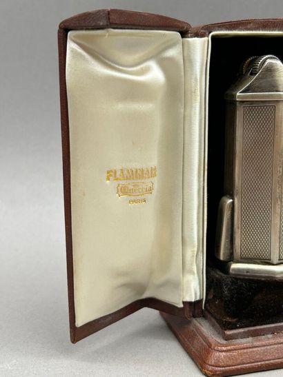 Briquet de table en métal argenté guilloché...