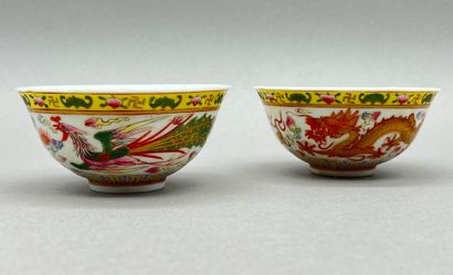 Réunion de deux bols en porcelaine à décor...
