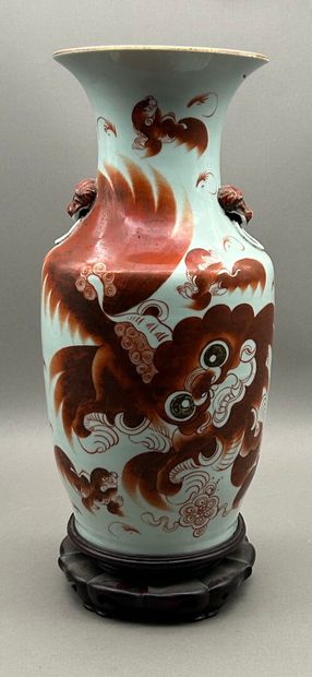 Vase de forme balustre en porcelaine à décor...