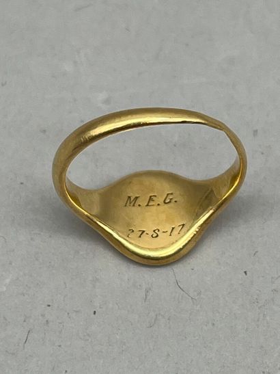 Bague chevalière en or 18 K (750 °/°°). Table...