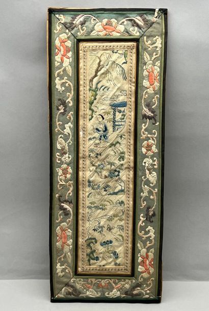 Lot comprenant: 
- Une broderie rectangulaire...