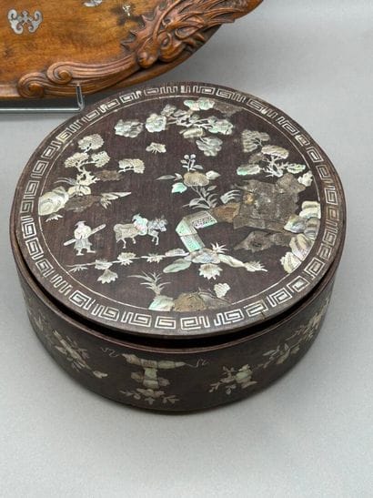 Set comprising: 
- A wooden tray carved in...