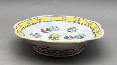 Lot comprenant: 
- Ravier en porcelaine de...