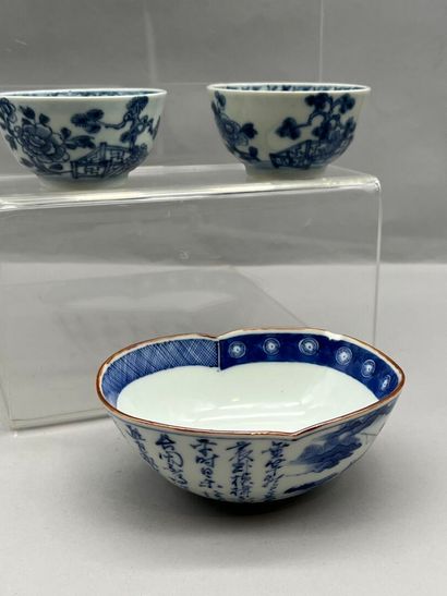 Lot including: 
- A blue-white porcelain...