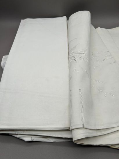 Lot comprenant: 
- Réunion de quatre draps...