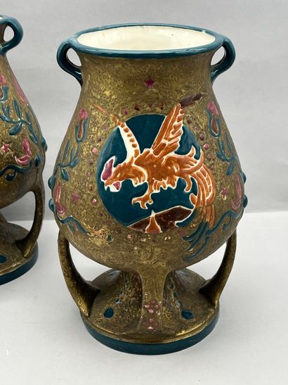 Paire de vases amphores à fond plat et à...