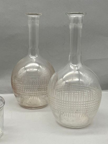 Lot comprenant :
- Un verre de nuit de 4...