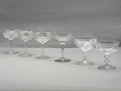 Lot comprenant :
- Un verre de nuit de 4...