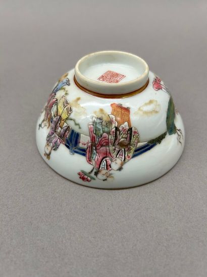 Réunion de quatre coupelles en porcelaine...