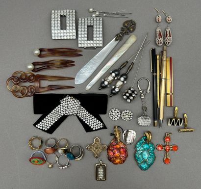 Lot de bijoux fantaisie et objets de curiosité,...