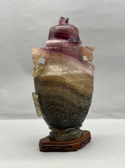 CHINE, XXe siècle.
Vase couvert en quartz...