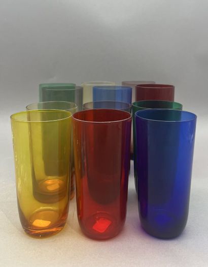 14 verres colorés jaunes, rouges, bleus,...
