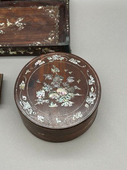 Lot including : 
- An exotic wood blotting...