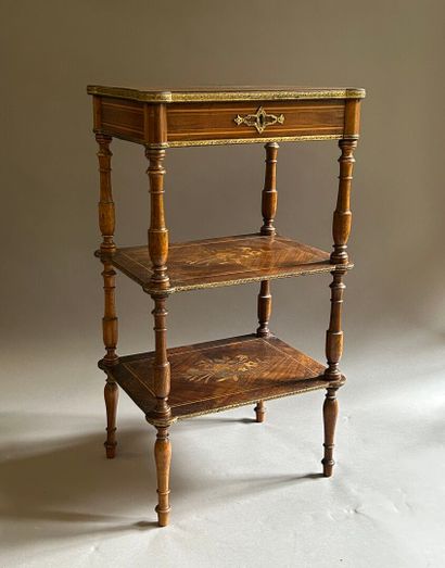 Lot de 4 meubles, comprenant : 
- Une table...