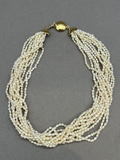 Lot comprenant :
- Collier en perles double...