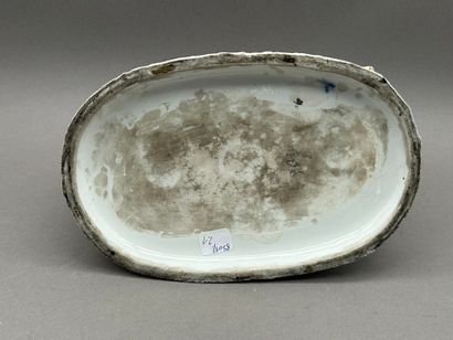 PARIS
Groupe en porcelaine polychrome et...