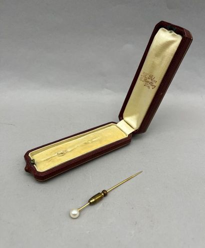 Épingle de cravate composée d'une perle montée...