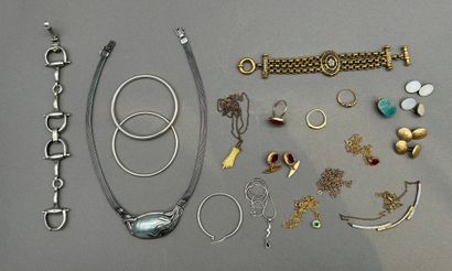Lot comprenant :
- Ensemble de bijoux en...