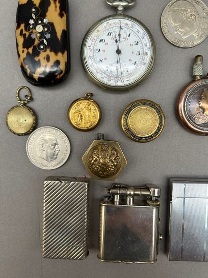 Lot d'objets de charme comprenant : 
- D'après...